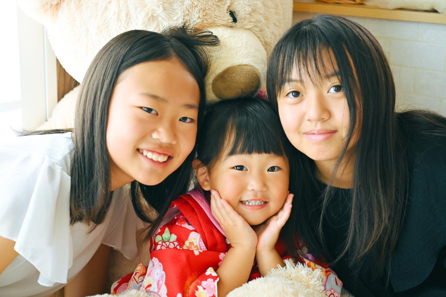 大好きなお姉ちゃんと寄り添って七五三撮影
